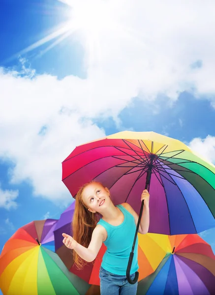 Pelirroja sosteniendo un paraguas — Foto de Stock