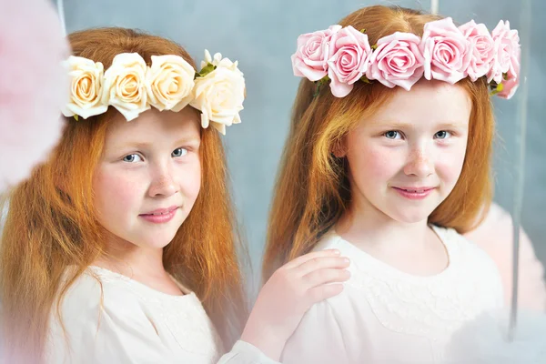 Two redhead sisters posing together — Stock Photo, Image