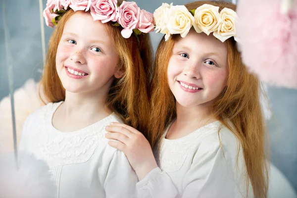 Two little redhead sisters together — Stock Photo, Image
