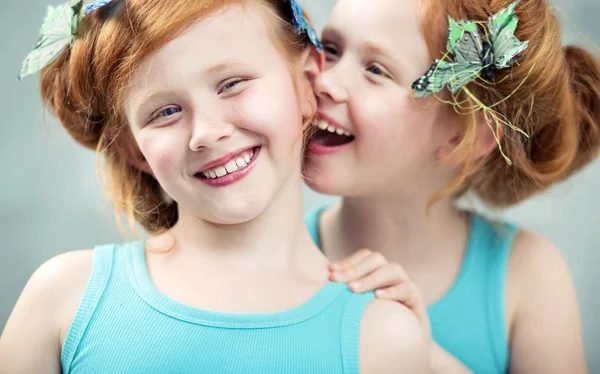 Two similing and adorable ginger twins — Stock Photo, Image