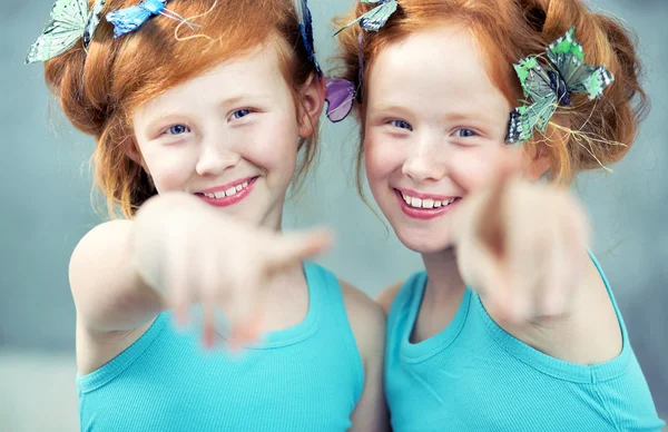 2 つの陽気な赤毛双子の肖像画 — ストック写真