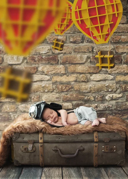 Mignon garçon dormir sur l 'bagages — Photo