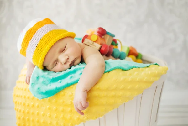 Schattige baby slapen in de mand — Stockfoto