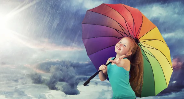 Рыжая девушка под сильным дождем — стоковое фото