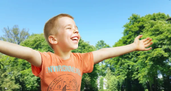 Netter kleiner Junge genießt den Sommer — Stockfoto