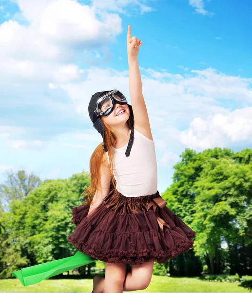 Entzückendes junges Mädchen als Pilotin — Stockfoto