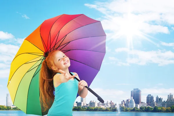 漂亮的小女孩一把雨伞 免版税图库图片