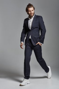 Yakışıklı, kendine güvenen bir iş adamının portresi.