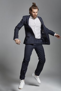 Spor takım elbise çekici bir adam portresi