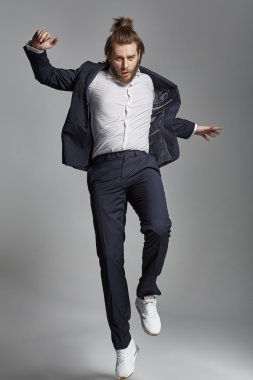 Akrobatik bir yapan yakışıklı adam