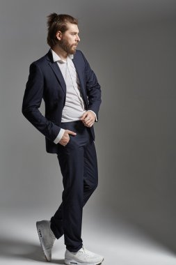 Yoğun bir sakallı yakışıklı zarif adam