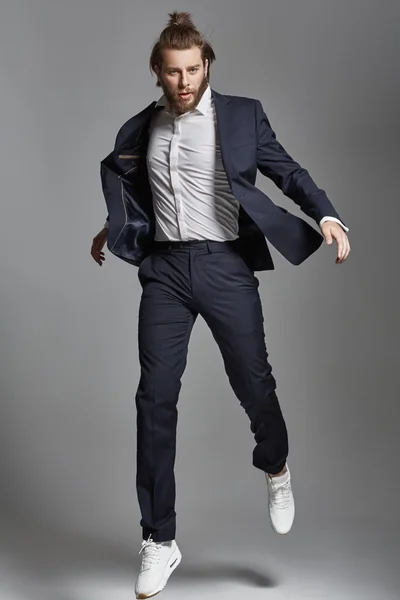 Retrato de un modelo masculino saltando — Foto de Stock