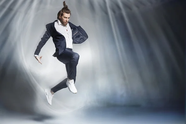 Guapo saltando hombre de negocios con cosas elegantes — Foto de Stock