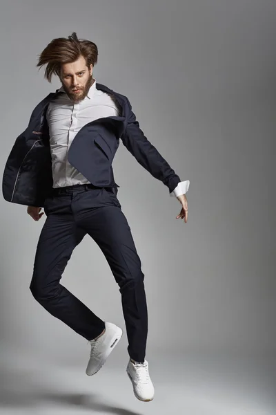 Retrato do cara flexível pulando — Fotografia de Stock