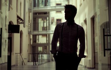 Zarif kıyafetlerle yakışıklı genç