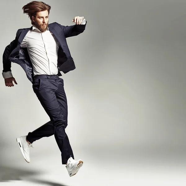 Junger, energiegeladener Mann im Anzug — Stockfoto
