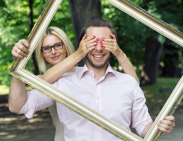 Konceptbild av paret håller en ram — Stockfoto