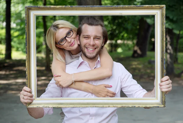 Casal encantado tirando uma foto conceitual — Fotografia de Stock