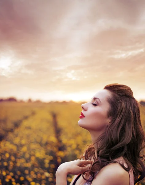 Vacker kvinna på sommar blomma äng — Stockfoto