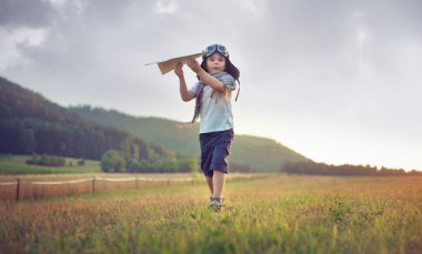 Sevimli küçük çocuk oyuncak uçak oynarken