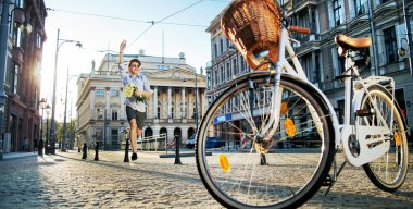 Gül çalışan bir adam portresi