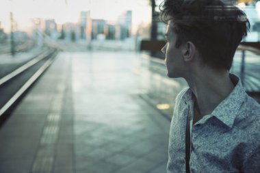 Tren istasyonunda sakin çocuk