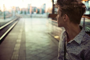 Tren istasyonunda sakin adam