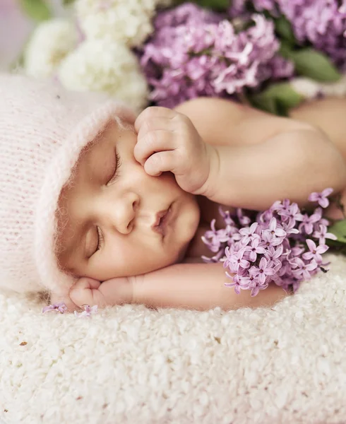 Cute newborn child sleeping on the carpet — Stock Photo, Image