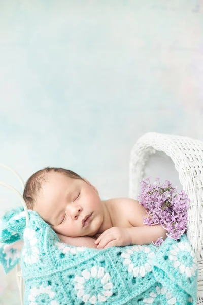 Słodkie dziecko śpi w przewozie — Zdjęcie stockowe