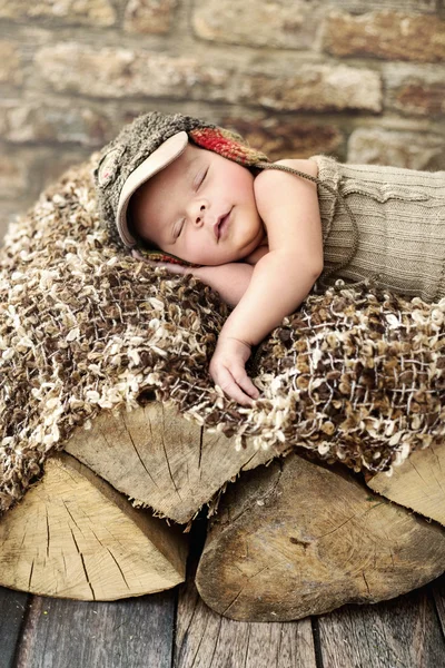 Kleine kind sleepieng op het stuk van hout — Stockfoto