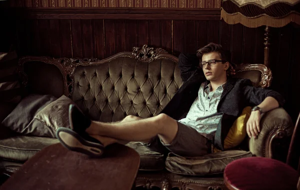 Mode-Stil Foto von einem jungen eleganten Mann — Stockfoto