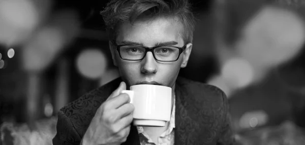 Guapo joven bebiendo café aromático — Foto de Stock