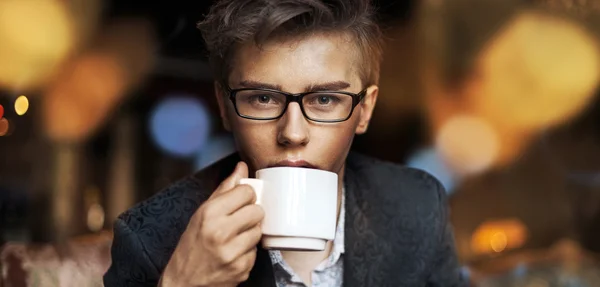 Elegante chico bebiendo un café — Foto de Stock