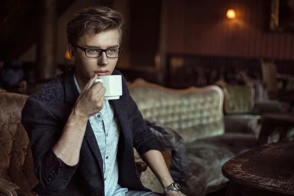 Uomo intelligente che beve un caffè aromatico — Foto Stock