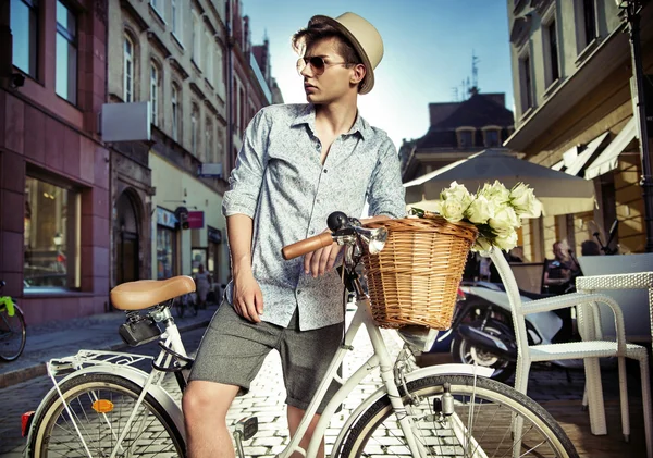 Eleganter Mann auf dem Retro-Fahrrad — Stockfoto