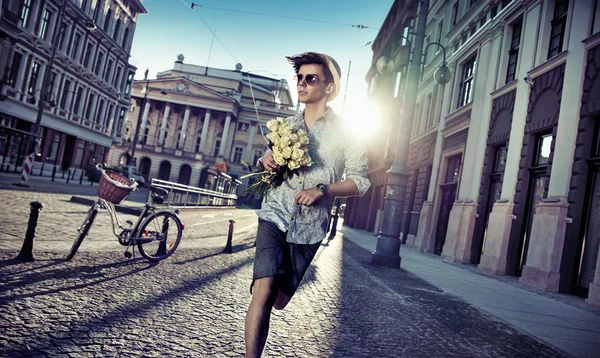 Schöner Mann auf der Suche nach seiner Freundin — Stockfoto