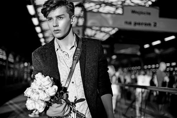 Charmant homme debout dans la gare — Photo