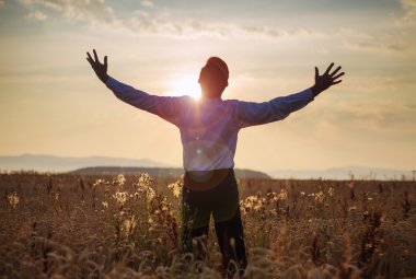 Güçlü işadamı doğa bağrında dinlenme