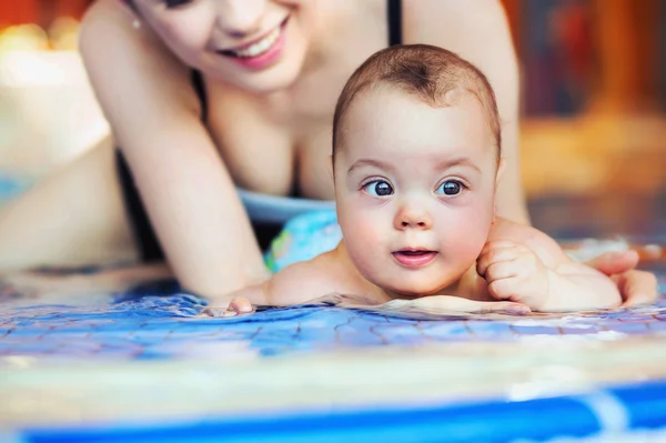 Matka a dítě relaxaci v bazénu — Stock fotografie