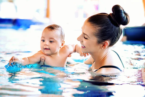 彼女のかわいい赤ちゃんの水泳の母 — ストック写真