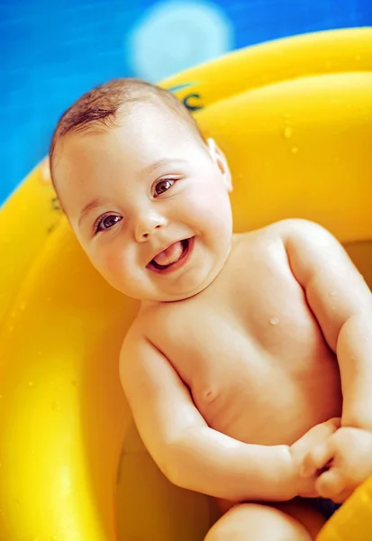 Porträt eines süßen Babys im Schwimmbad — Stockfoto