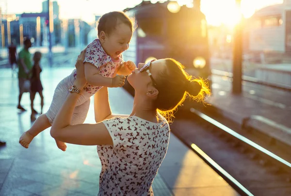 Bella madre che porta la sua piccola figlia — Foto Stock