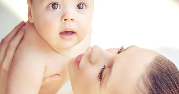 그녀의 사랑 스러운 아이 키스 하는 예쁜 어머니 로열티 프리 스톡 이미지