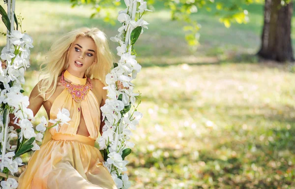 Dama de naranja balanceándose en el balancín de madera — Foto de Stock