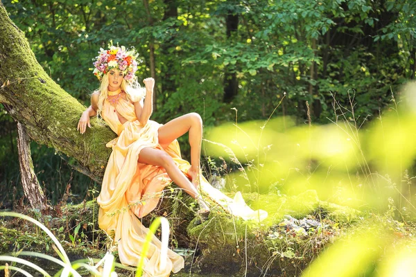 Forest nymph with an amazing chaplet on her head — Stock Photo, Image