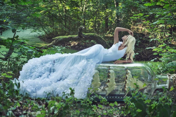 Blonďatá kočička na obří lodi v láhvi — Stock fotografie