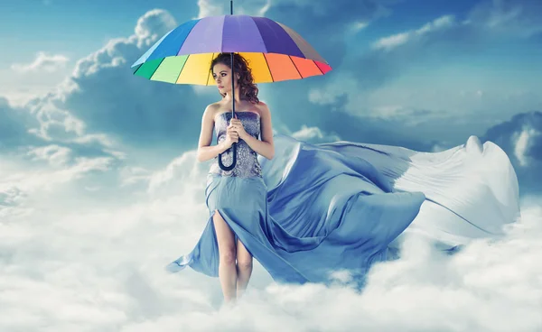 Brunette lopen op de pluizige wolken — Stockfoto