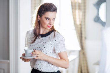 Güzel ve zarif bayan kahve içme