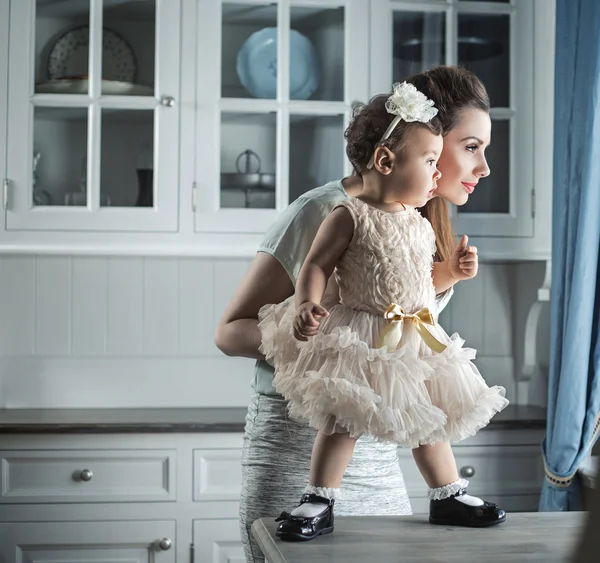 Mãe bonita segurando seu lindo filho — Fotografia de Stock