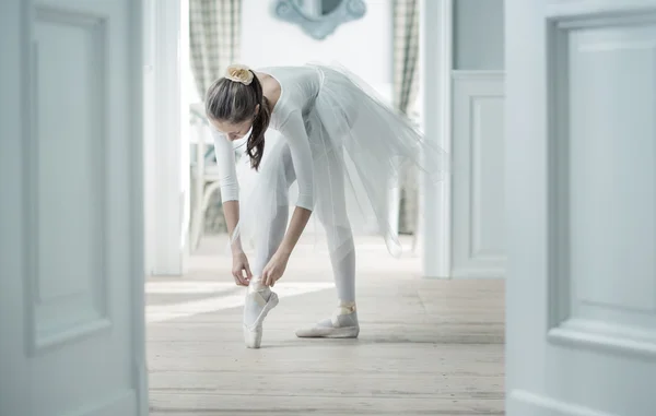 Junge Balletttänzerin bereitet sich auf Auftritt vor — Stockfoto